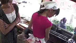 Oyuncak, gün ortasında dükkan sahibiyle cinsel ilişkiye giriyor.